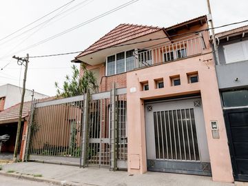 CASA EN EXCELENTE ESTADO DE 4 DORMITORIOS.TOLOSA