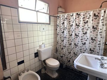 CASA DOS DORMITORIOS EN VENTA LA PLATA .