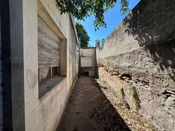 CASA DOS DORMITORIOS EN VENTA LA PLATA .