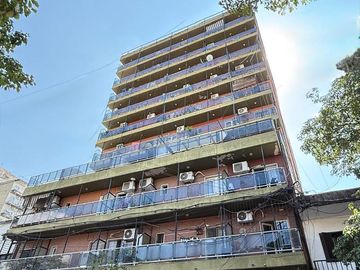 Monoambiente con patio + cochera en Córdoba al 1100, Zona Centro