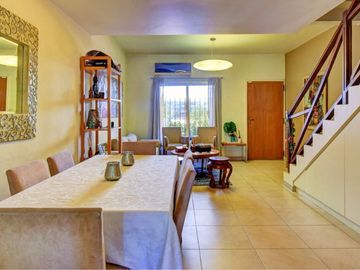 CASA DUPLEX 5 AMBIENTES VENTA OLIVOS PILETA
