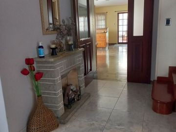 CHALET 5 AMBIENTES CASTELAR CON PILETA