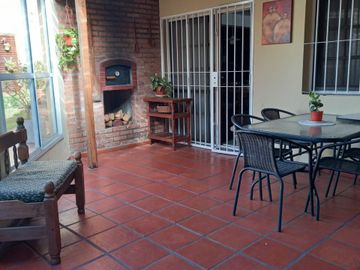 CHALET 5 AMBIENTES CASTELAR CON PILETA