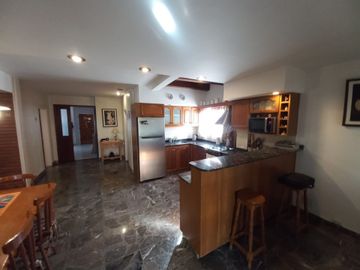 CHALET 5 AMBIENTES CASTELAR CON PILETA