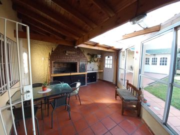 CHALET 5 AMBIENTES CASTELAR CON PILETA