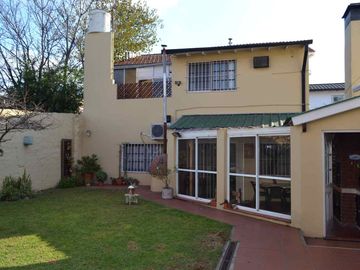 CHALET 5 AMBIENTES CASTELAR CON PILETA