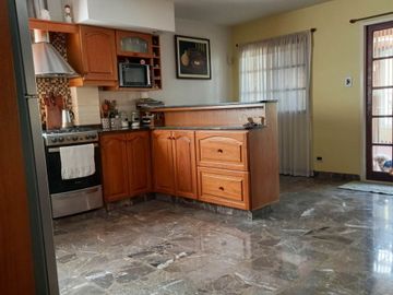 CHALET 5 AMBIENTES CASTELAR CON PILETA