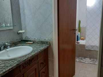 CHALET 5 AMBIENTES CASTELAR CON PILETA