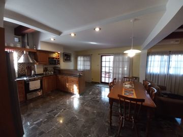 CHALET 5 AMBIENTES CASTELAR CON PILETA