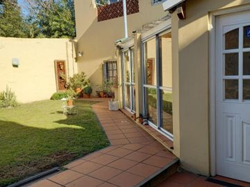 CHALET 5 AMBIENTES CASTELAR CON PILETA