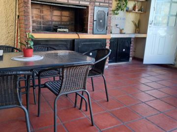 CHALET 5 AMBIENTES CASTELAR CON PILETA