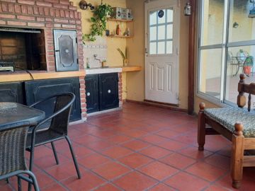 CHALET 5 AMBIENTES CASTELAR CON PILETA