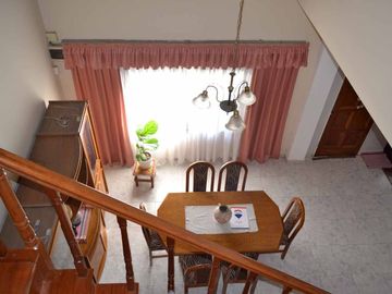 CHALET 5 AMBIENTES CASTELAR CON PILETA