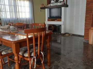 CHALET 5 AMBIENTES CASTELAR CON PILETA