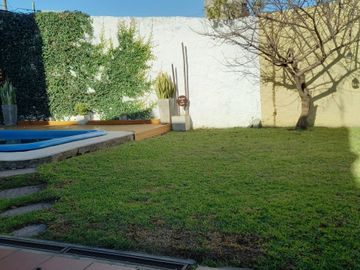 CHALET 5 AMBIENTES CASTELAR CON PILETA