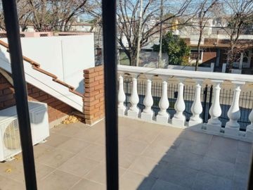 CHALET 5 AMBIENTES CASTELAR CON PILETA