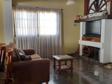 CHALET 5 AMBIENTES CASTELAR CON PILETA