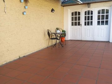 CHALET 5 AMBIENTES CASTELAR CON PILETA