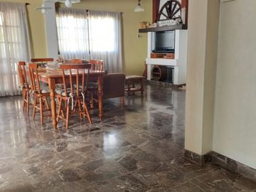 CHALET 5 AMBIENTES CASTELAR CON PILETA