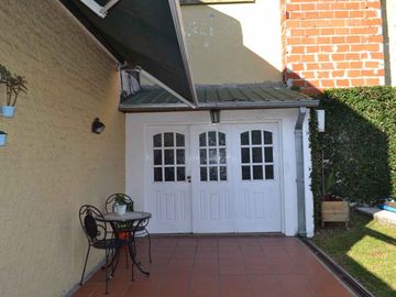 CHALET 5 AMBIENTES CASTELAR CON PILETA