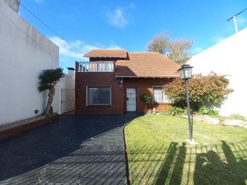 CHALET 5 AMBIENTES CASTELAR CON PILETA
