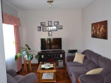 CHALET 5 AMBIENTES CASTELAR CON PILETA