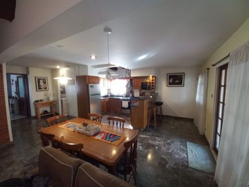 CHALET 5 AMBIENTES CASTELAR CON PILETA