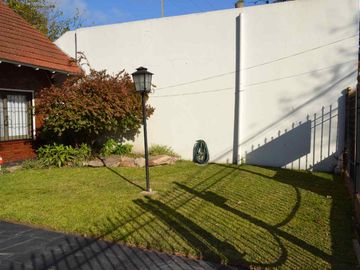 CHALET 5 AMBIENTES CASTELAR CON PILETA