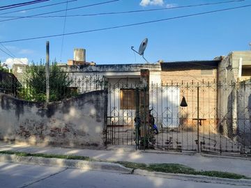 VENTA DE CASA A RECICLAR EN B° JURAMENTO
