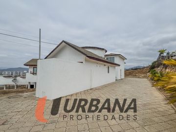 EXCLUSIVA CASA CON VISTA PANORÁMICA A LA HERRADURA