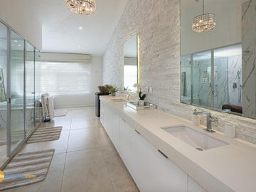 Lujosa Casa en Condominio con Muelle Privado y Solarium!