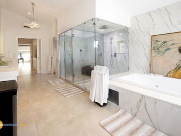 Lujosa Casa en Condominio con Muelle Privado y Solarium!