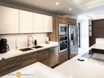 Lujosa Casa en Condominio con Muelle Privado y Solarium!