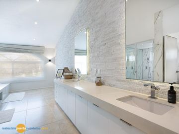 Lujosa Casa en Condominio con Muelle Privado y Solarium!