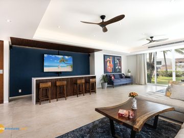 Lujosa Casa en Condominio con Muelle Privado y Solarium!