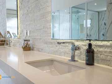 Lujosa Casa en Condominio con Muelle Privado y Solarium!