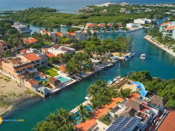 Lujosa Casa en Condominio con Muelle Privado y Solarium!