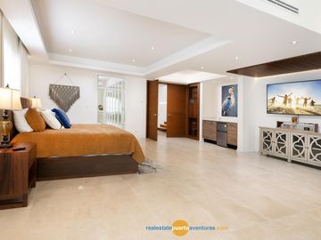 Lujosa Casa en Condominio con Muelle Privado y Solarium!