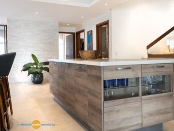 Lujosa Casa en Condominio con Muelle Privado y Solarium!