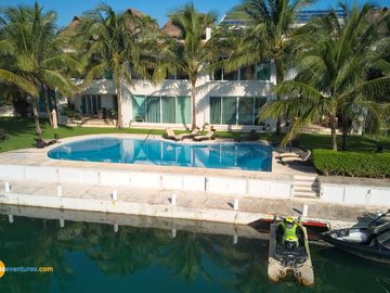 Lujosa Casa en Condominio con Muelle Privado y Solarium!