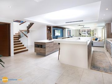 Lujosa Casa en Condominio con Muelle Privado y Solarium!