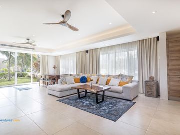 Lujosa Casa en Condominio con Muelle Privado y Solarium!