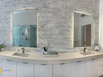 Lujosa Casa en Condominio con Muelle Privado y Solarium!