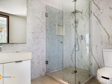 Lujosa Casa en Condominio con Muelle Privado y Solarium!