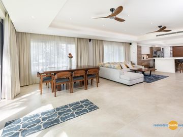 Lujosa Casa en Condominio con Muelle Privado y Solarium!