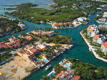 Lujosa Casa en Condominio con Muelle Privado y Solarium!