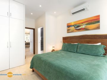 Lujosa Casa en Condominio con Muelle Privado y Solarium!