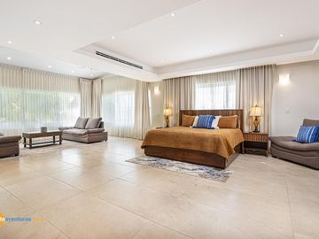 Lujosa Casa en Condominio con Muelle Privado y Solarium!