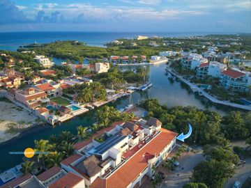 Lujosa Casa en Condominio con Muelle Privado y Solarium!