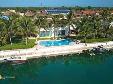 Lujosa Casa en Condominio con Muelle Privado y Solarium!